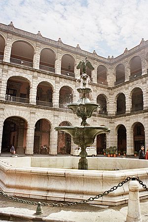 Archivo:Fuente del palacio Nacional in Mexcio 2005