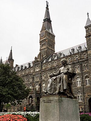 Archivo:Georgetown University, Healy Hall & Statue of John Carroll