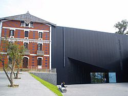 Archivo:Getaria - Palacio de Aldamar-Cristobal Balenciaga Museoa 1