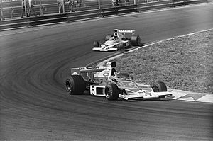 Archivo:Grand Prix op Zandvoort, nr 19, 20, 22 Fitipaldi (5) en Hailwood (33) in actie, Bestanddeelnr 927-2754