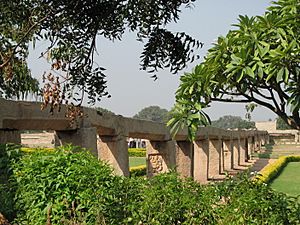 Archivo:Hampi aqueduct