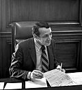 Archivo:Harvey Milk in 1978 at Mayor Moscone's Desk crop