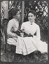 Archivo:Hellen Keller holding doll with Ann Sullivan 1888