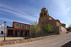 Archivo:Hontecillas, Iglesia y Ayuntamiento