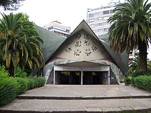 Archivo:Igrexa parroquial da Inmaculada Concepción do arquitecto Antonio Román Conde, 1968, Vigo