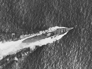 Archivo:Japanese cruiser Chikuma under air attack during the Battle of the Santa Cruz Islands, 26 October 1942 (NH 82404)