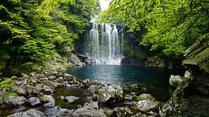 Archivo:Jeju-island-falls-cheonjeyeon-1594588 1920천제연제2폭포