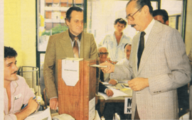 Archivo:Jorge Rafael Videla votando en 1983