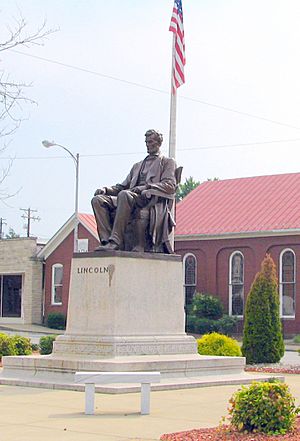 Archivo:Lincoln Statue at Town Square in Hodgenville KY