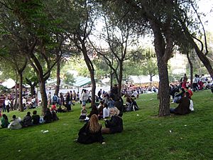 Archivo:Madrileños en el Parque de San Isidro