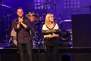 Archivo:Matthew West on stage with Forgiveness inspiration Renee Napier
