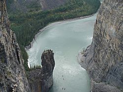 Archivo:Nahanni River - The Gate