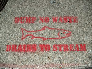 Archivo:No Dumping Drains to Stream by David Shankbone