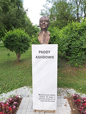 Archivo:Paddy Ashdown bust, Sarajevo