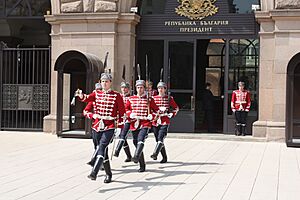 Archivo:President of Bulgaria, Residence, Guard change 007