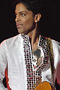 Archivo:Prince at Coachella 001