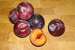 Prunus domestica fruits 001.JPG