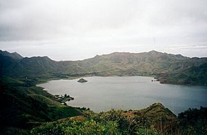 Archivo:Rapa - Fond de la baie d'Ahurei et îlot Tapui