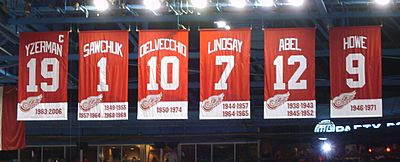 Archivo:Red Wings retired Banners