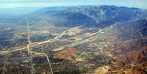 Archivo:San Bernardino Valley, San Gabriel, SB Mountains, I-215