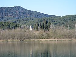 Archivo:Santa Maria de Porqueres view from lake 02