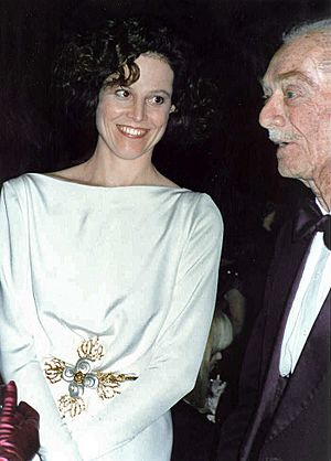 Archivo:Sigourney Weaver with her father Pat Weaver 1989