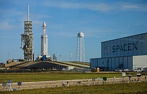 Archivo:SpaceX Pad 39A with Falcon Heavy (39442579634)