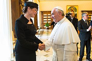 Archivo:Srečanje premierke Alenke Bratušek s papežem Frančiškom 2013 (2)