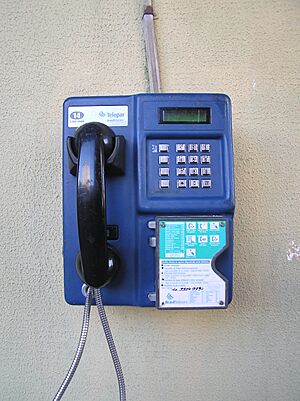 Archivo:Telephone booth 1 Curitiba Brasil