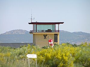 Archivo:Torre de control del aerodrómo El Cornicabral