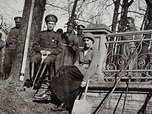 Archivo:Tsarevich Alexei and Grand Duchess Tatiana in the Park at Tsarskoye Selo in 1917