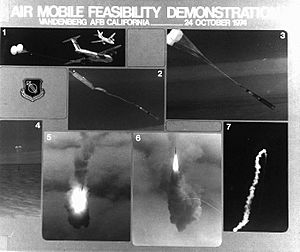 Archivo:USAF MMIII C5 airdrop(Oct 1974)