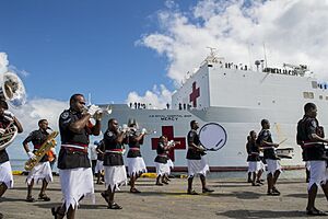 Archivo:USNS Mercy is welcomed to Fiji. (17983608274)