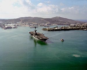 Archivo:USS Lexington (AVT-16) leaving Guantanamo Bay c1989