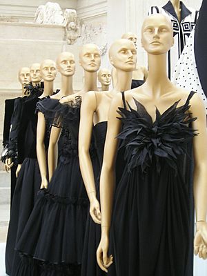 Archivo:Valentino black dresses