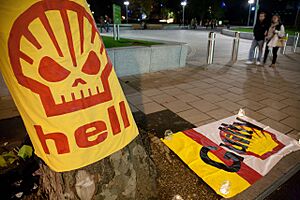 Archivo:Vigil on the 17th Anniversary of Ken Saro-Wiwa and the Ogoni