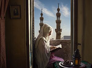 Archivo:Woman reading Quran during Ramadhan in Cairo, Egypt