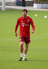 Archivo:Xabi Alonso Training FC Bayern München-7