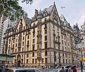 Archivo:1 West 72nd Street (The Dakota) by David Shankbone