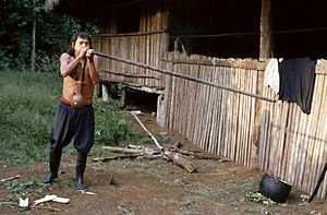Achuar con cerbatana (Amazonía Ecuatoriana).jpg