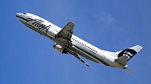 Archivo:Alaska Airlines 737 Combi making a steep climb out of ANC (5972480340)