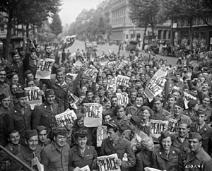 Archivo:American military personnel gather in Paris to celebrate the Japanese surrender