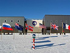 Archivo:Amundsen-scott-south pole station 2007