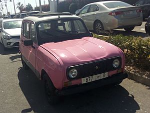 Archivo:An old pink car parked in Marina Agadir by AmlouMed