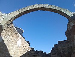 Arco románico en la basílica de Recopolis.jpg