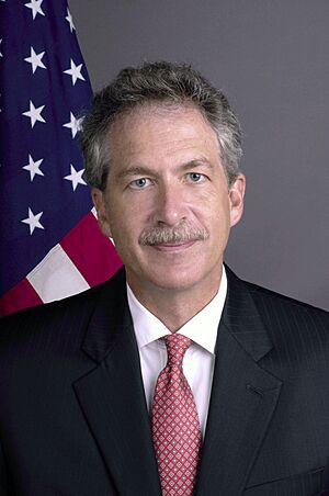 Archivo:Assignment- 59-CF-DS-22432-05) Official portrait of William Burns, U.S. Ambassador-designate to Russia (Photographer- Ann Thomas--State) (59-CF-DS-22432-05 Amb BillBurns0086 fromPSD - DPLA - 24e3adb7aadd75ad1930cff23ef02645