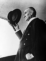 Archivo:Atatürk şapkasıyla selam verirken