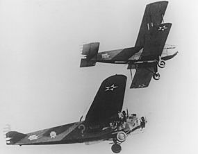 Archivo:Atlantic C-2A refuelled by Douglas C-1 USAF