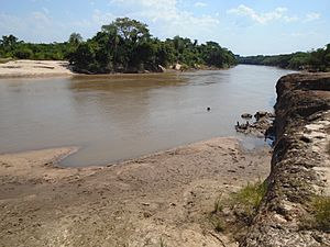 Archivo:Balneario sobre el río Ypané (Belén).