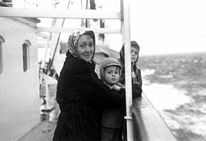 Archivo:Birgit Ridderstedt & sons Lars & Stefan emigrating 1950